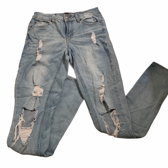 Refuge Juniors Size 0 Distressed Jeans - Picture 4 of 6